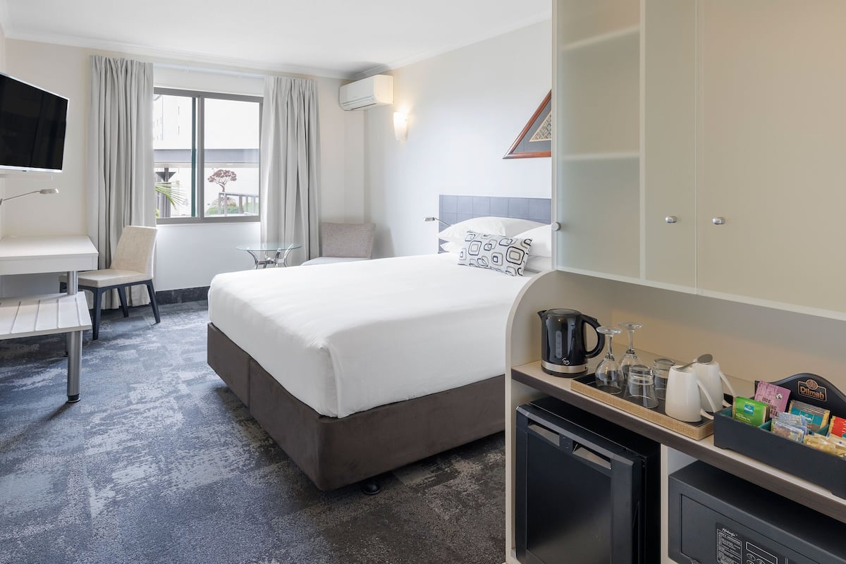 superior room, 1 king bed | room amenity