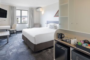 Superior Room, 1 King Bed | Room amenity