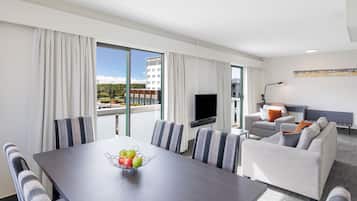 Executive Suite, 1 King Bed | Dining room