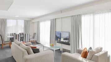 Executive Suite, 1 King Bed | Premium bedding, down comforters, Select Comfort beds, in-room safe