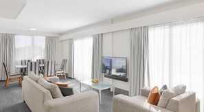 エグゼクティブ スイート キングベッド 1 台 | 高級寝具、羽毛の掛け布団、セレクト コンフォート製ベッド、セーフティボックス (室内)