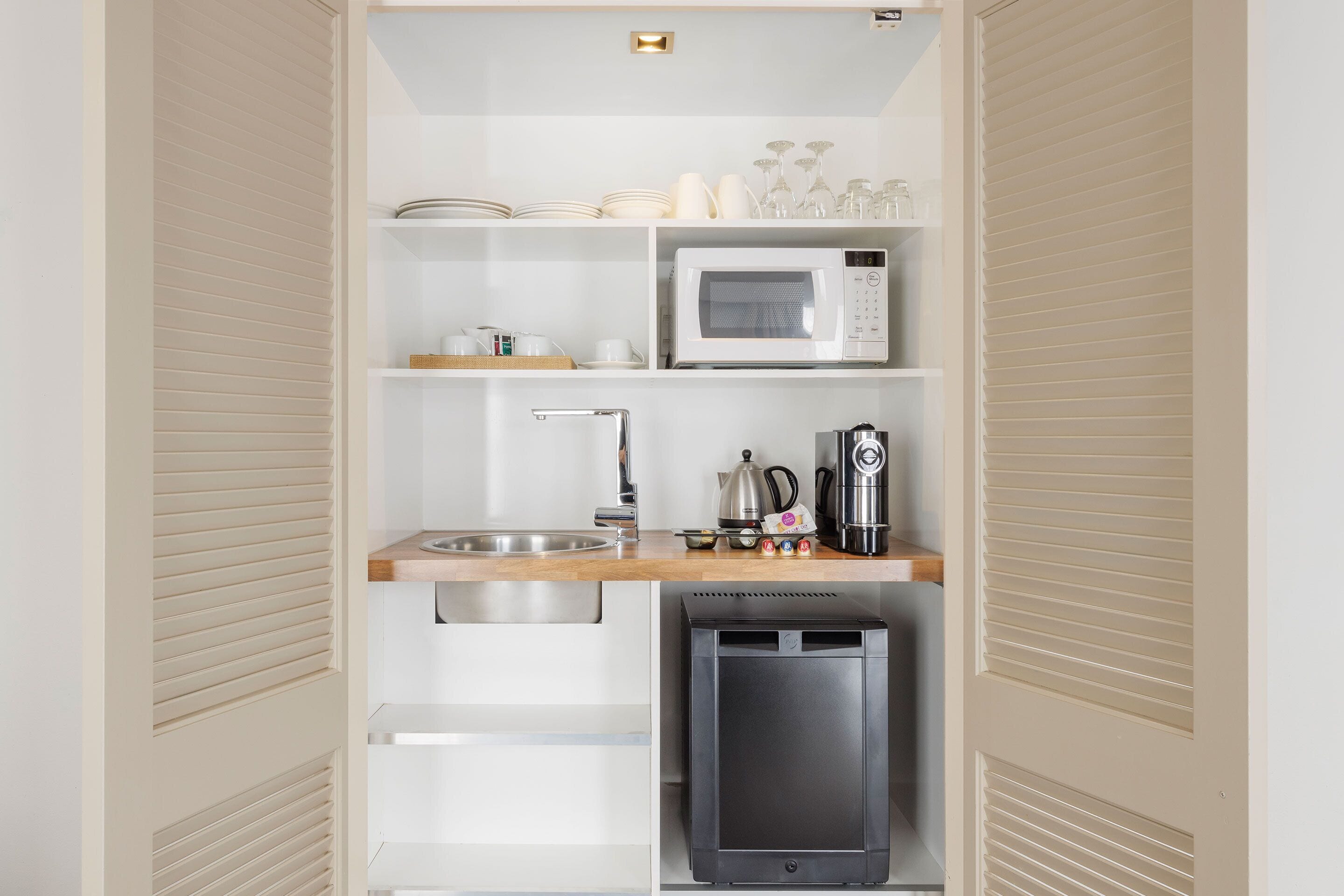 executive suite, 1 king bed | private kitchenette | mini-fridge, coffee/tea maker, electric kettle