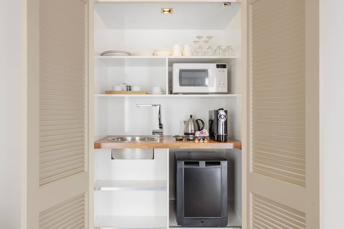 executive suite, 1 king bed | private kitchenette | mini-fridge, coffee/tea maker, electric kettle