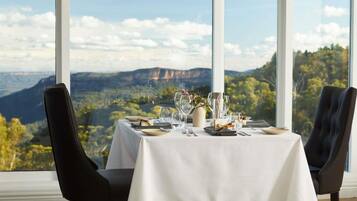 3 restaurants; breakfast, lunch and dinner served