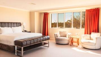 Minibar, caja de seguridad en la habitación y escritorio