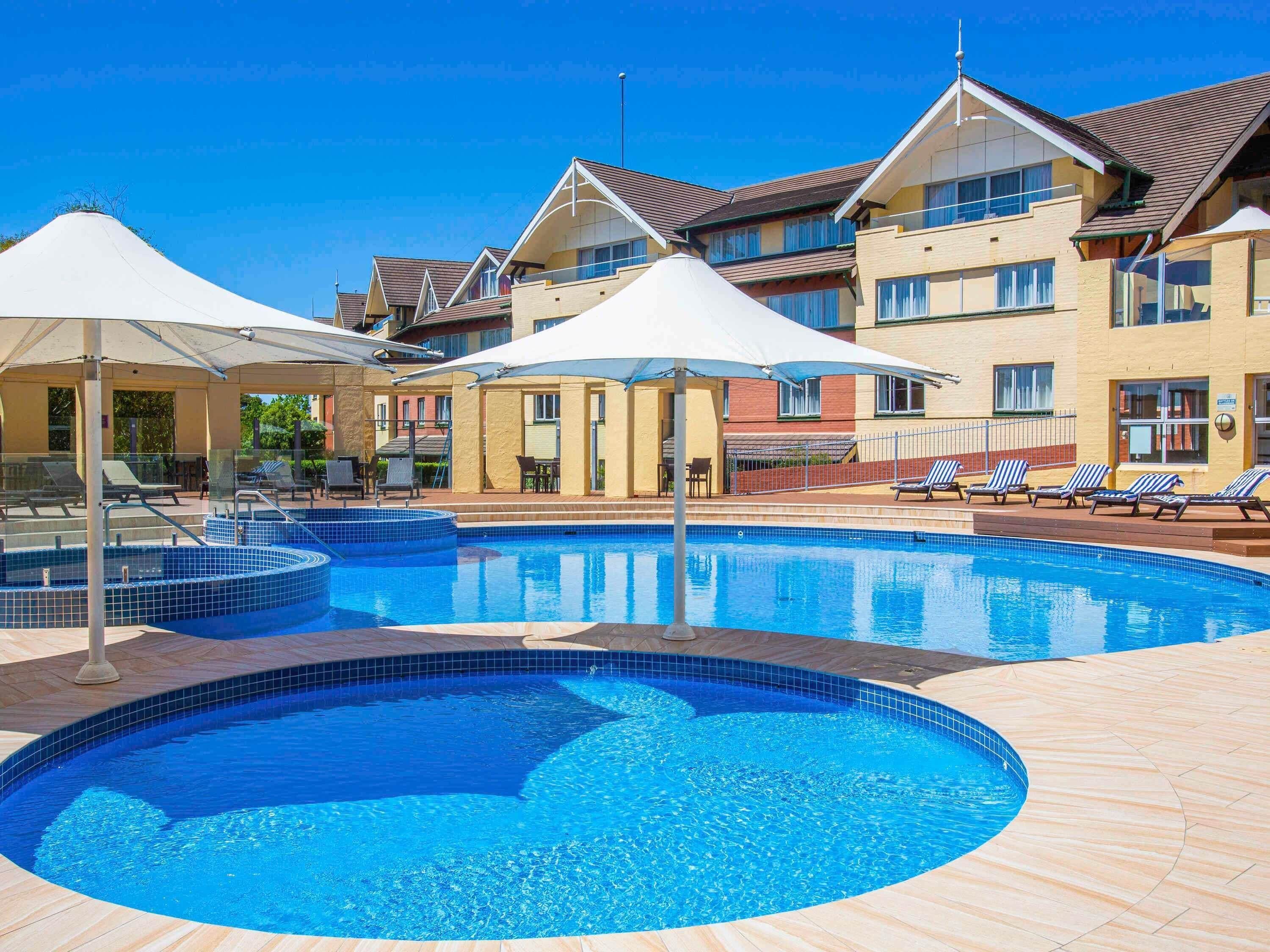 Innendørsbasseng, utendørsbasseng og solsenger