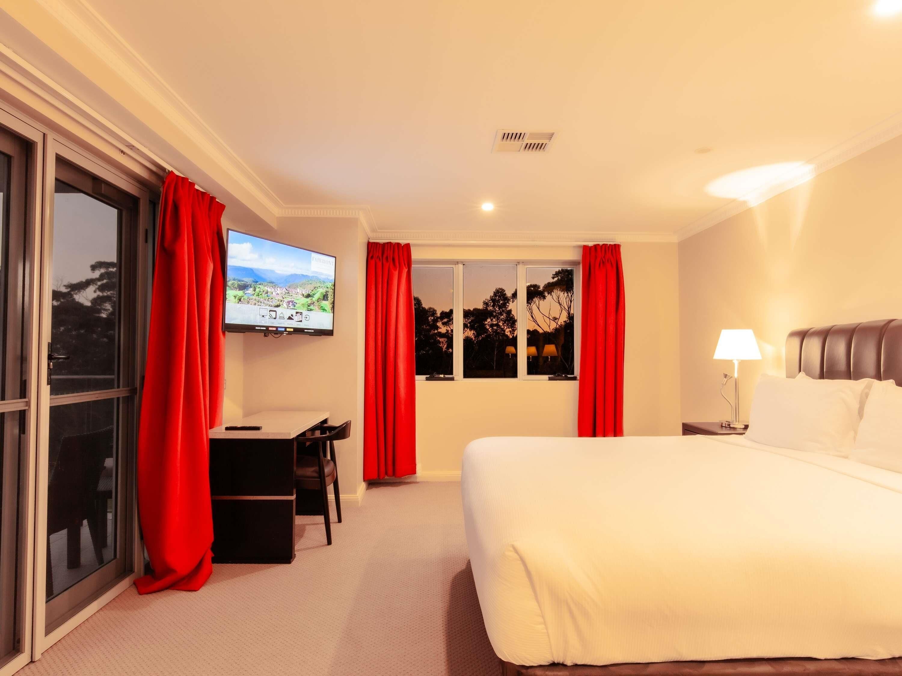 Deluxe Suite, 1 King Bed | Minibar, in-room safe, desk, blackout drapes