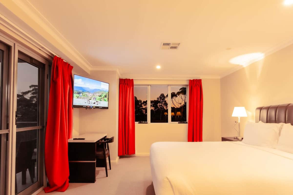 Deluxe Suite, 1 King Bed | Minibar, in-room safe, desk, blackout drapes