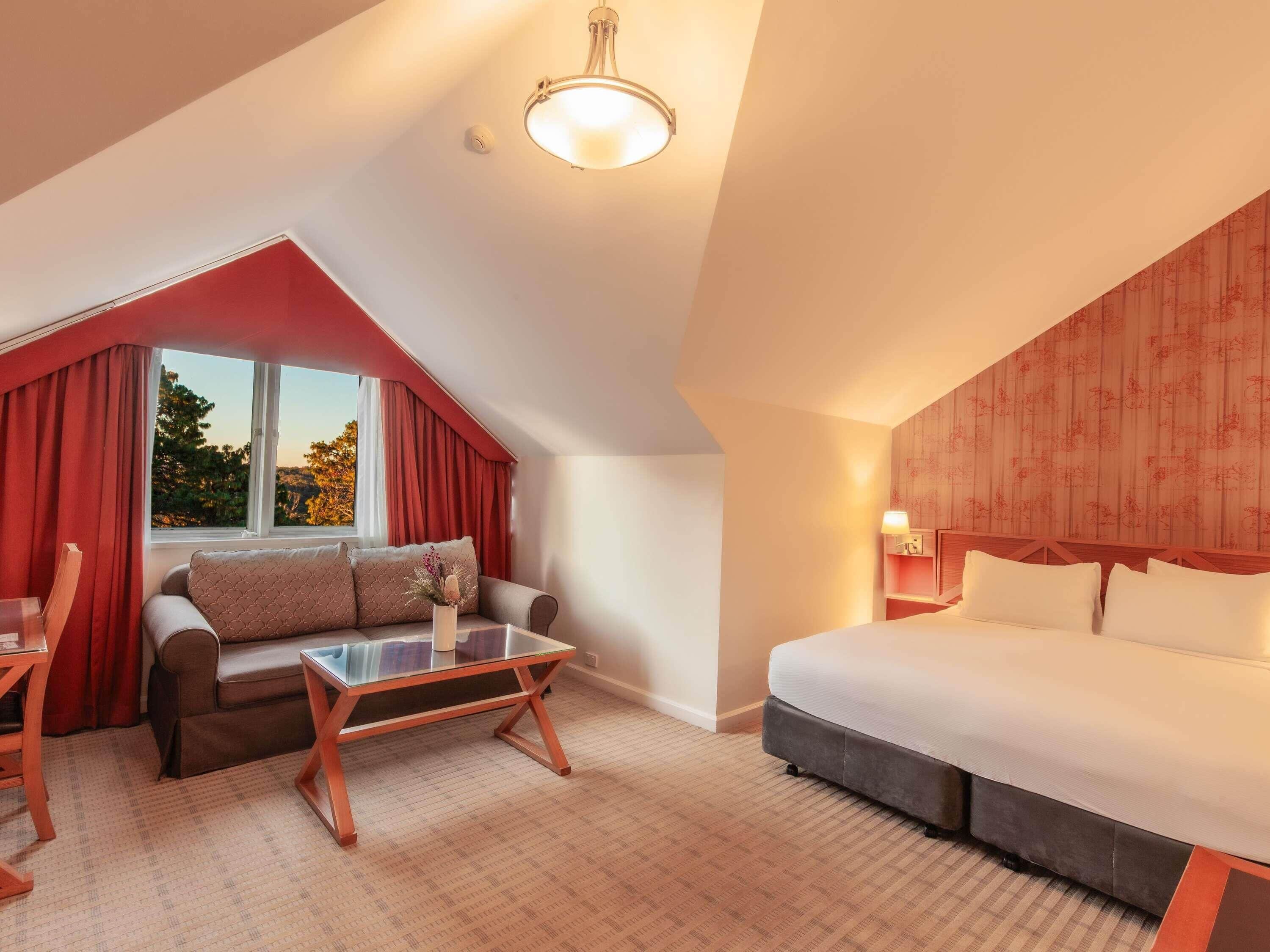 Deluxe Room, 1 King Bed (Spa bath) | Minibar, in-room safe, desk, blackout drapes