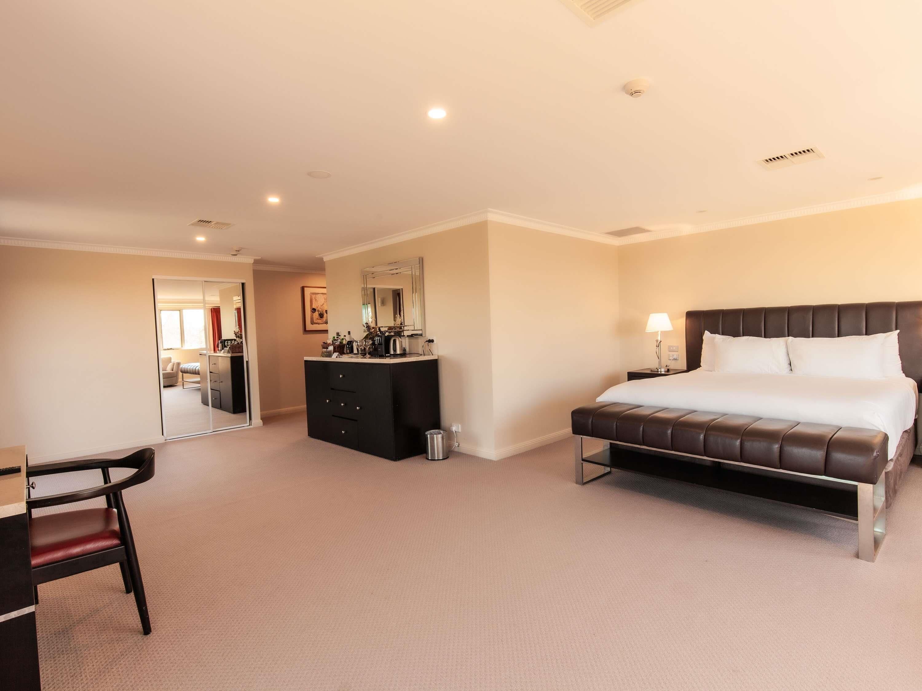 Junior Suite, 1 King Bed | Minibar, in-room safe, desk, blackout curtains