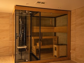 Minibar, Zimmersafe, Schreibtisch, Verdunkelungsvorhänge