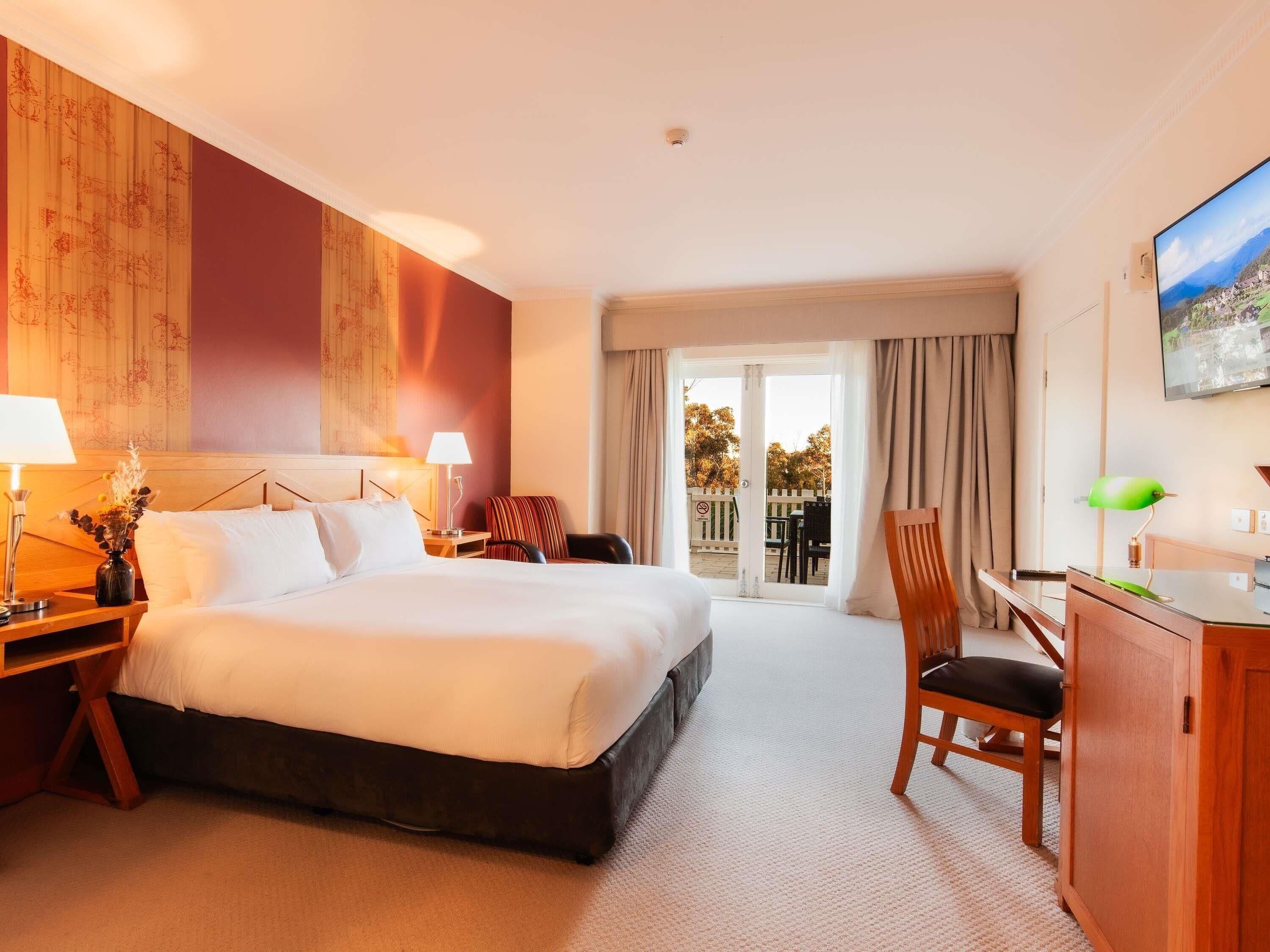 Superior Room, 1 King Bed, Courtyard Area | Minibar, in-room safe, desk, blackout drapes