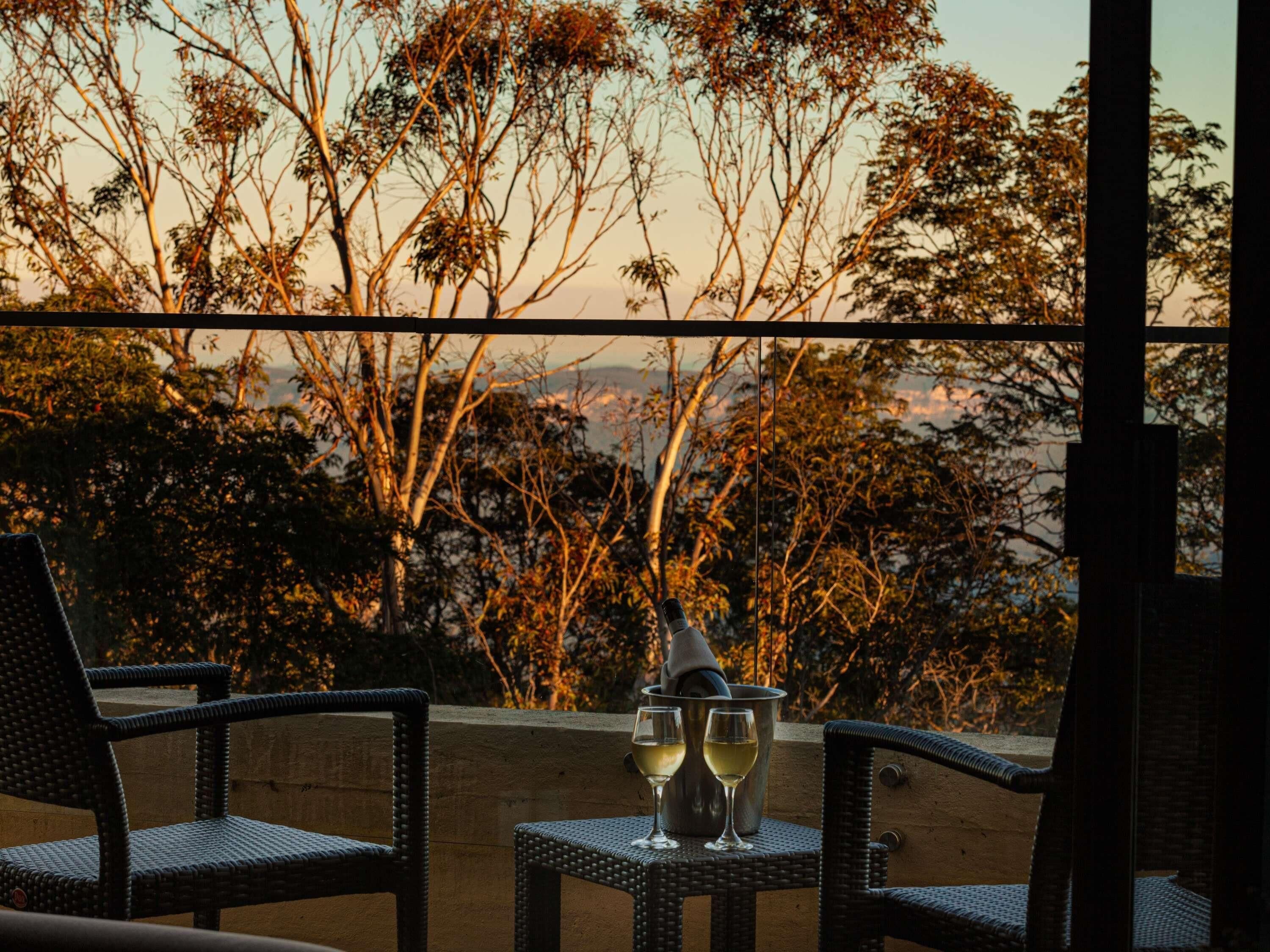 Minibar, caja de seguridad en la habitación y escritorio 