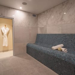 Espace de soins pour les couples, bain à remous, soins corporels
