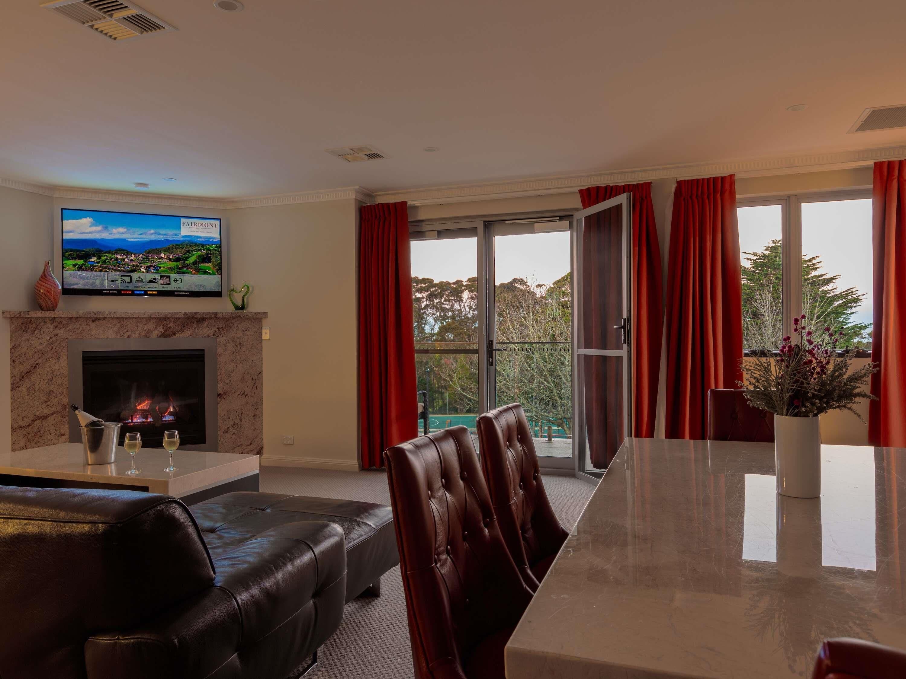 Deluxe Suite, 1 King Bed | Minibar, in-room safe, desk, blackout drapes