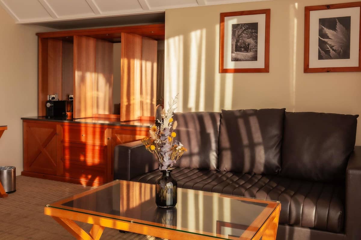 Deluxe Room, 1 King Bed, Valley View