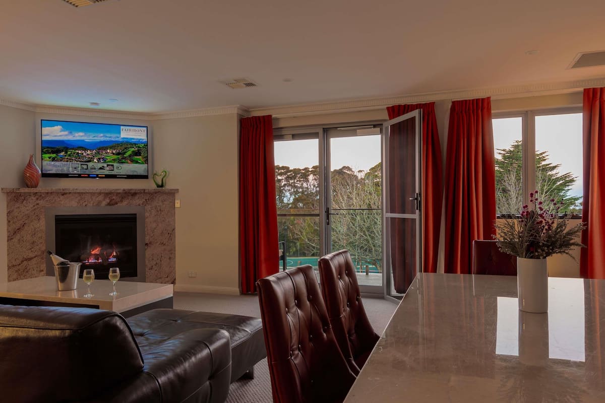 Grand Suite, 1 King Bed | Minibar, in-room safe, desk, blackout drapes