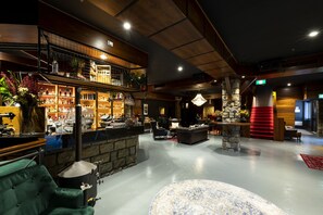 2 Bars/Lounges