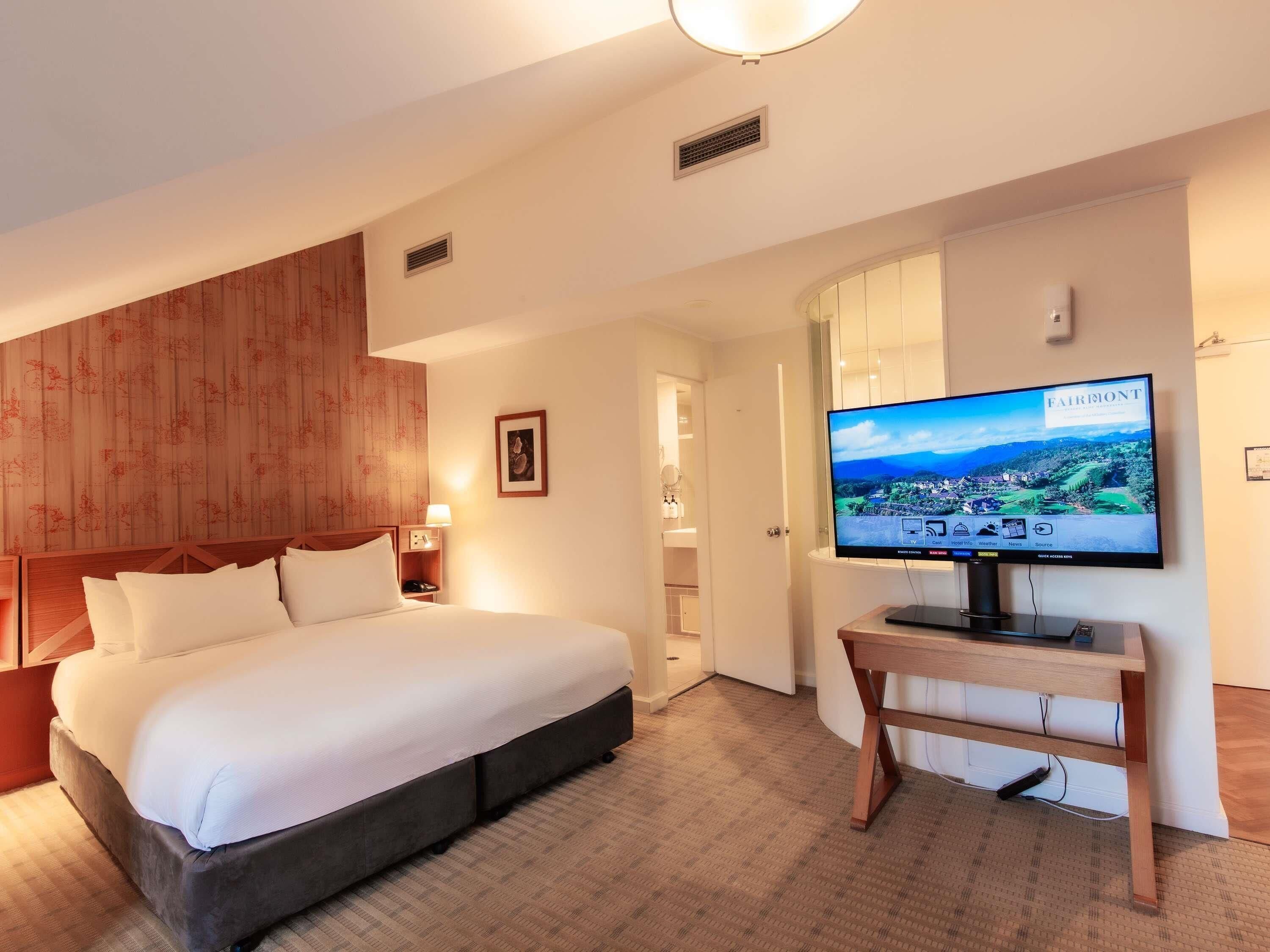 Deluxe Room, 1 King Bed (Spa bath) | Minibar, in-room safe, desk, blackout curtains