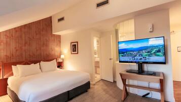 Deluxe Room, 1 King Bed (Spa bath) | Minibar, in-room safe, desk, blackout curtains