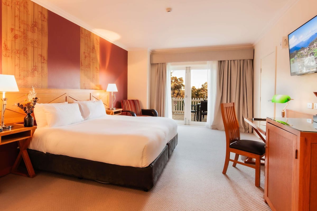 Superior Room, 1 King Bed, Courtyard Area | Minibar, in-room safe, desk, blackout curtains