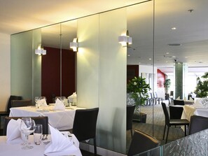 3 restauranter; serverer morgenmad, frokost, aftensmad og lokale retter