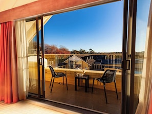 Minibar, Zimmersafe, Schreibtisch, Verdunkelungsvorhänge