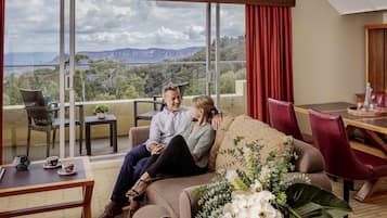 Minibar, caja de seguridad en la habitación y escritorio