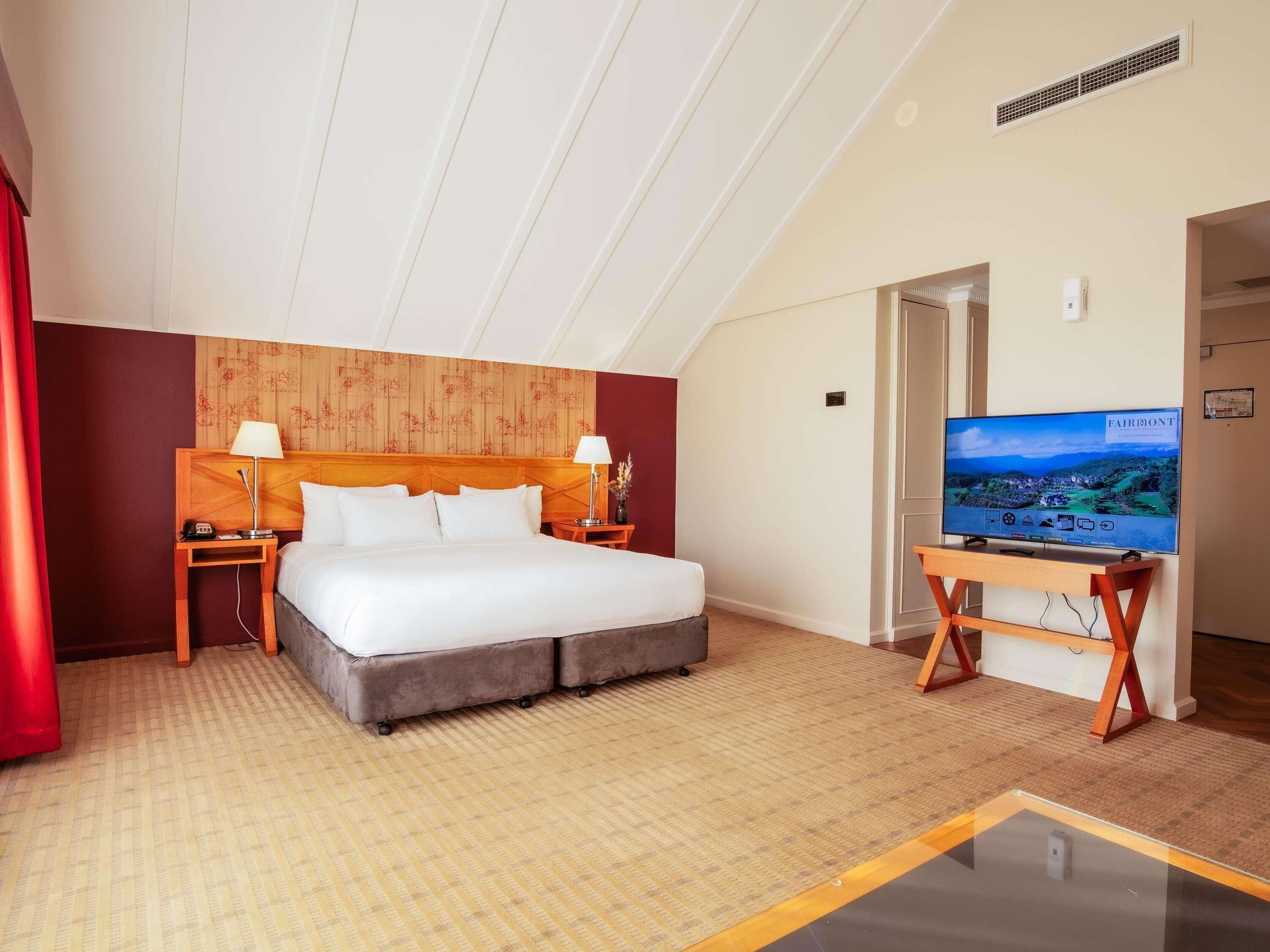 Deluxe Room, 1 King Bed, Balcony | Minibar, in-room safe, desk, blackout drapes