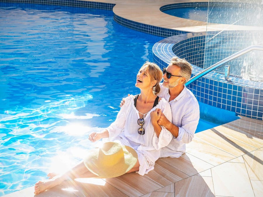 Innenpool, Außenpool, Liegestühle