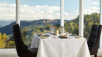 3 restaurants; breakfast, lunch and dinner served