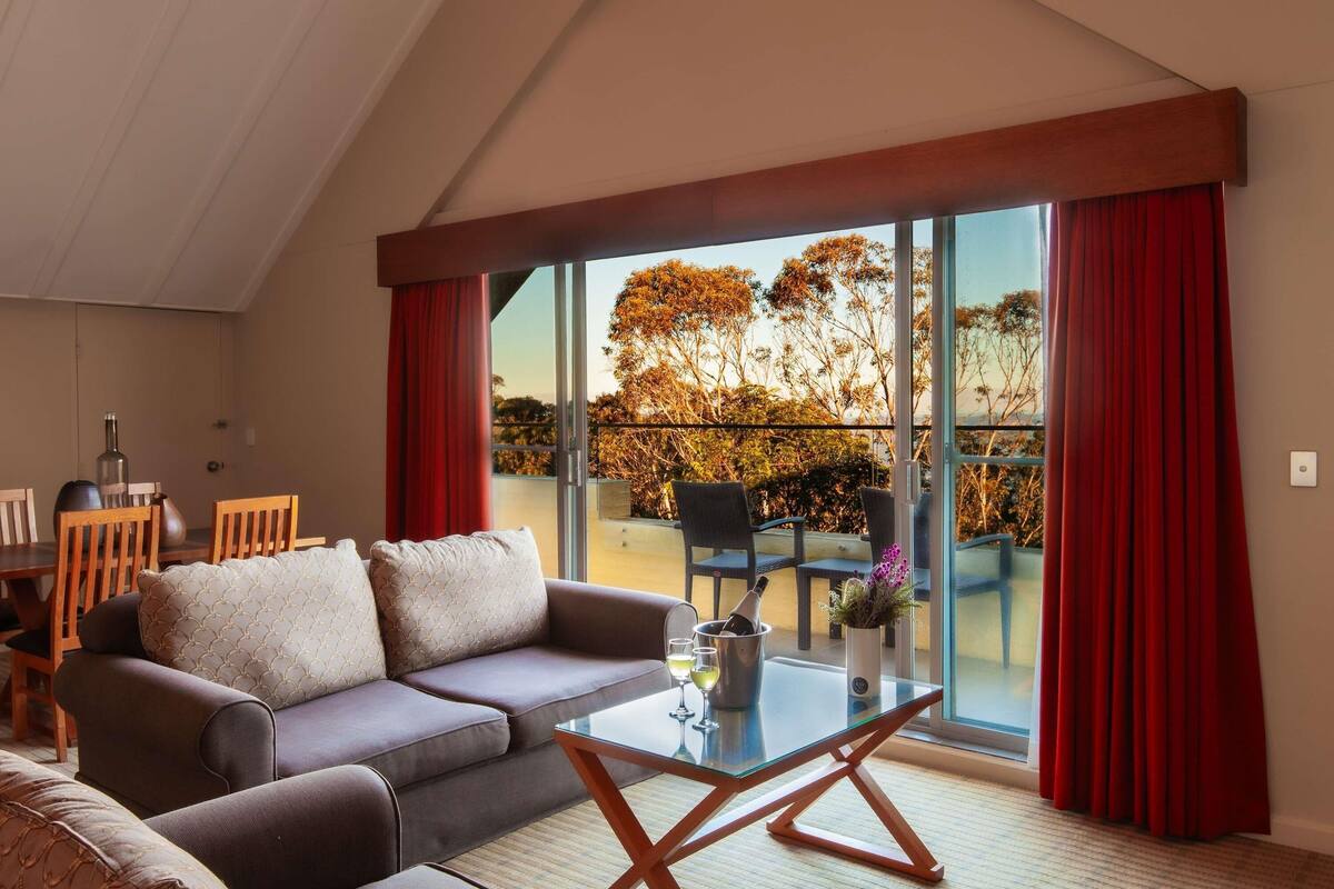 Luxury Suite, 1 King Bed | Minibar, in-room safe, desk, blackout drapes