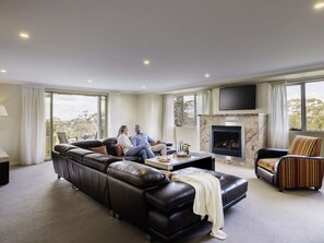 Minibar, in-room safe, desk, blackout curtains - Fairmont Resort Blue Mountains MGallery Collection (Leura)