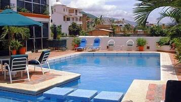 2 piscinas externas, guarda-sóis, espreguiçadeiras