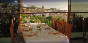 Dîner servi sur place, vue sur la piscine 