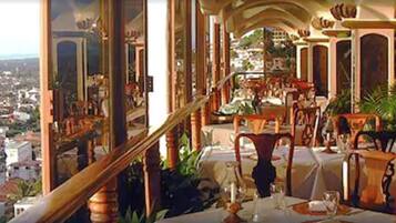 Makan malam dihidangkan, masakan antarabangsa, kolam renang