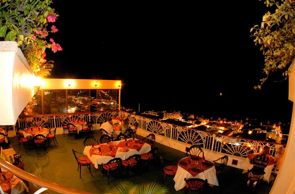 Dinner served, international cuisine, pool views 