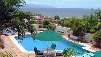 2 piscines extérieures, parasols de plage, chaises longues