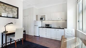 Refrigerador, microondas, placa de cocina, tostadora