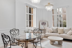 Premium Apartment | Living area - Rothbury Hotel (Brisbane)