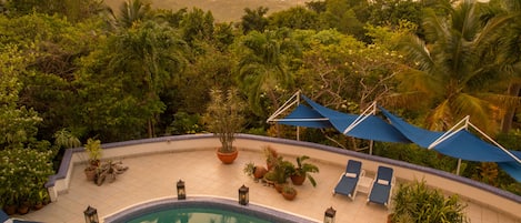 Utendørsbasseng og solsenger