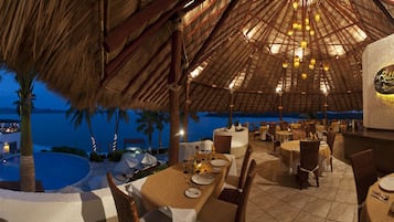 Se sirven desayunos, comidas y cocina internacional con vista al mar