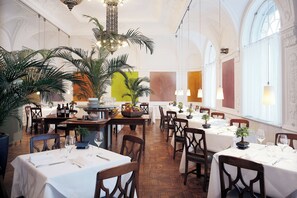 2 restaurants, lunch, dinner served; Italian cuisine 