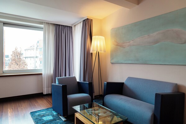 Hypo-allergenic bedding, down duvets, minibar, in-room safe