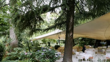 2 restaurantes; se sirve almuerzo y cena; cocina italiana