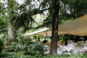 2 restaurants, lunch, dinner served; Italian cuisine 