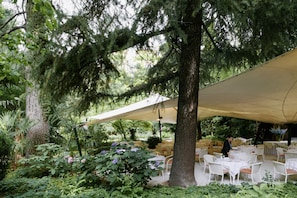 2 restaurants, lunch, dinner served; Italian cuisine