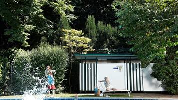 Piscina all'aperto, lettini