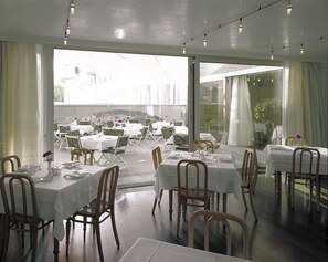 2 restaurants, lunch, dinner served; Italian cuisine