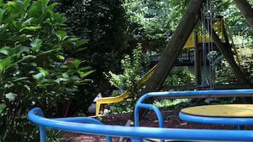 Zona de juegos infantil al aire libre